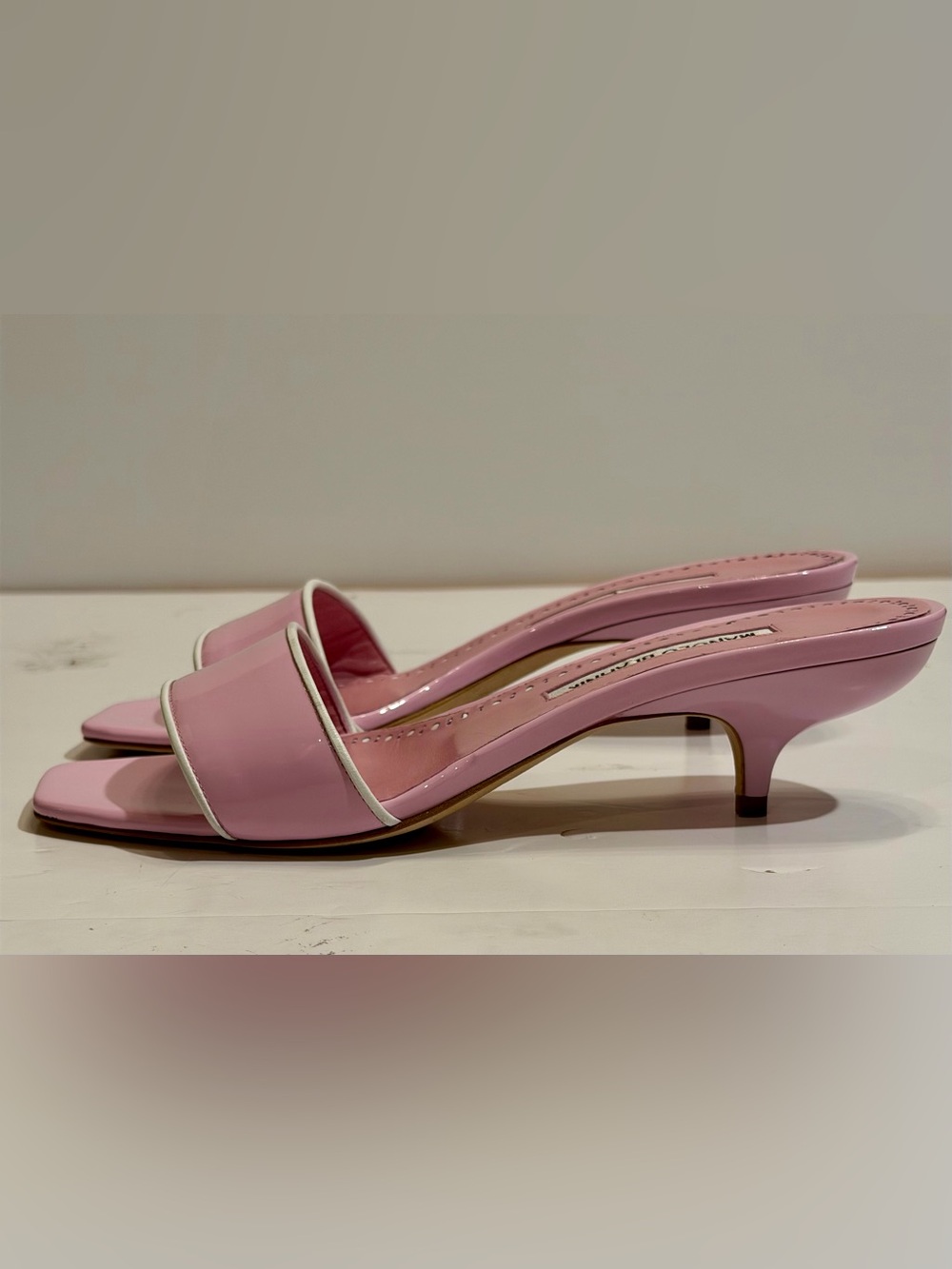 ✨Authentic✨ Manolo Blahnik Pink Patent Slide Mules with White Trim